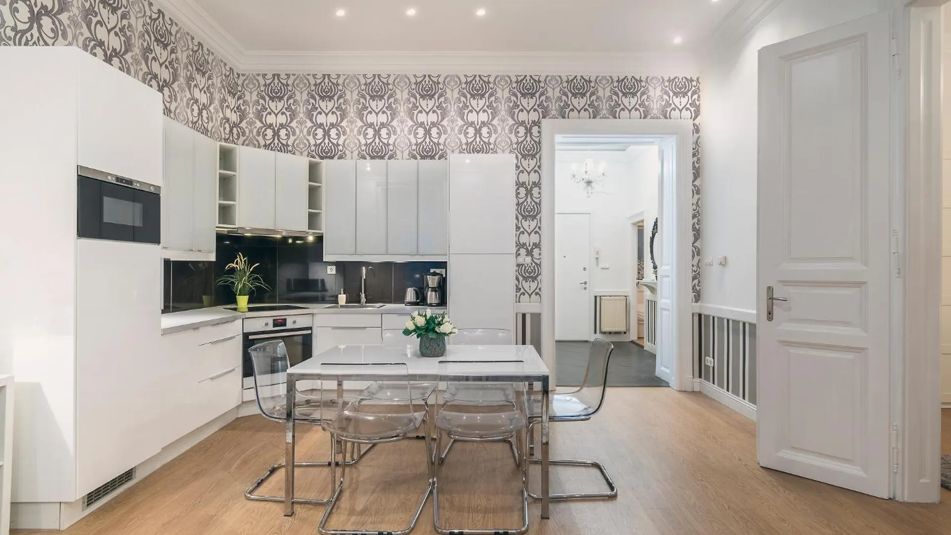 Central Ruin Bar 2 Bedroom 1.5 Bath Apt. Sleeps 6 Budapest