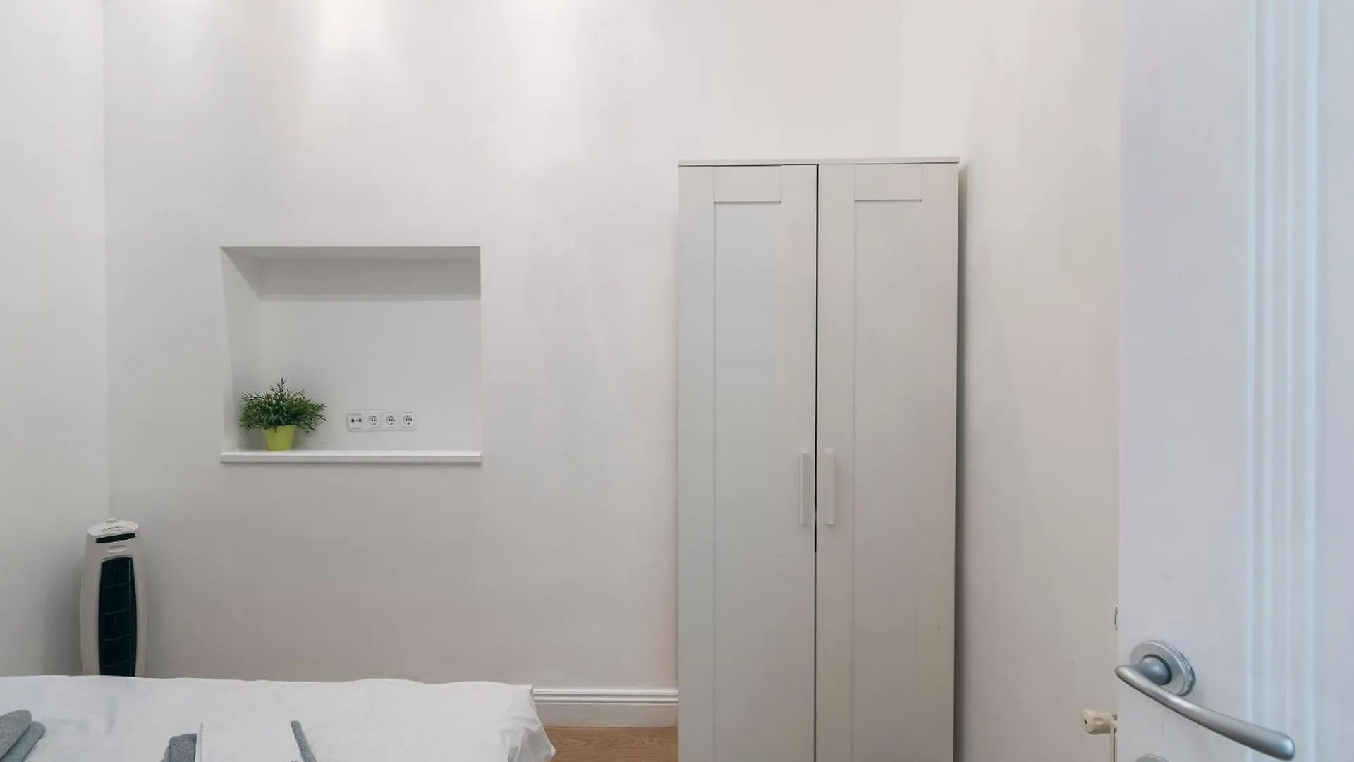 Central Ruin Bar 2 Bedroom 1.5 Bath Apt. Sleeps 6 Budapest 0*,