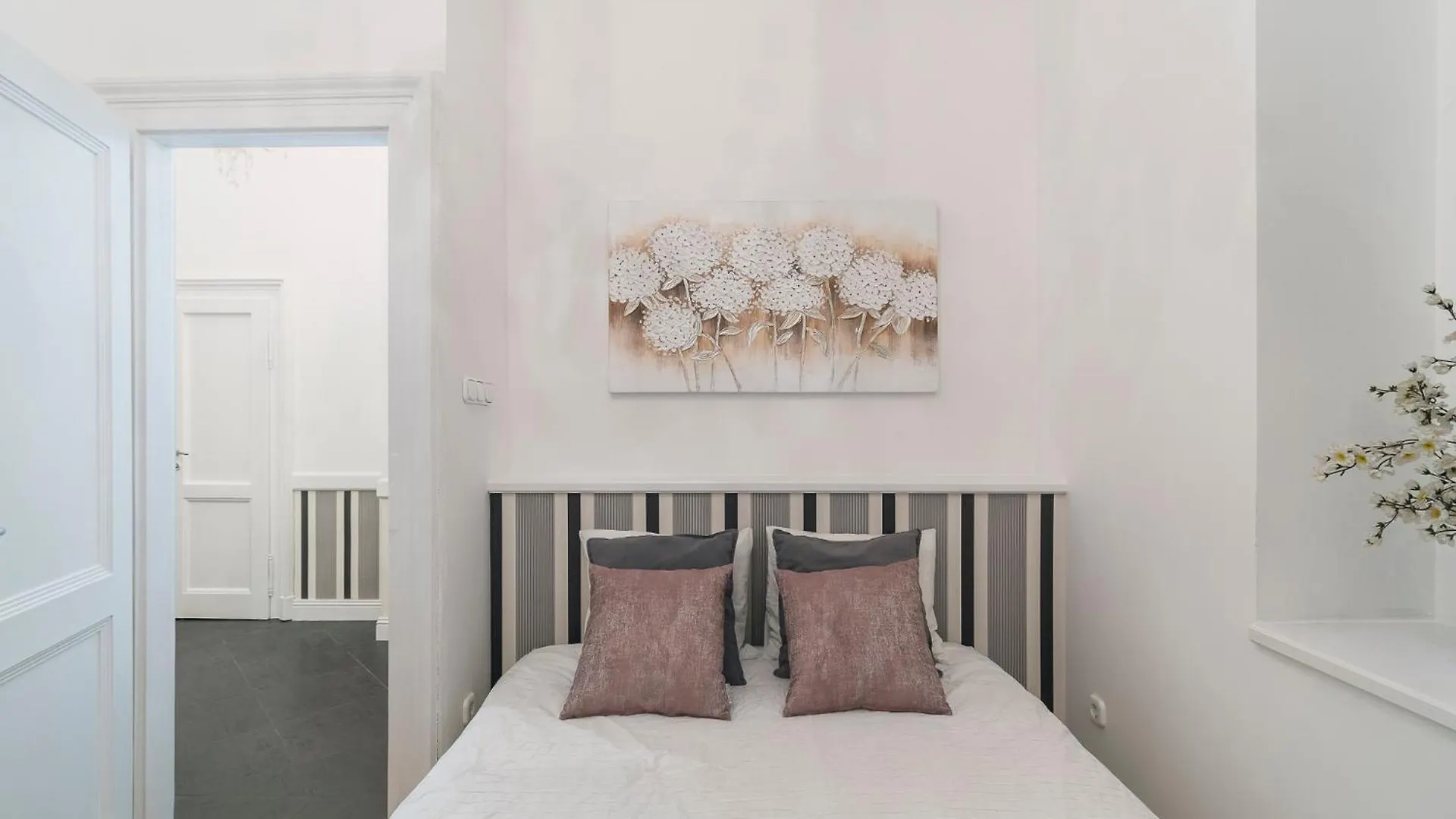 Central Ruin Bar 2 Bedroom 1.5 Bath Apt. Sleeps 6 Budapest 0*,  Hungary