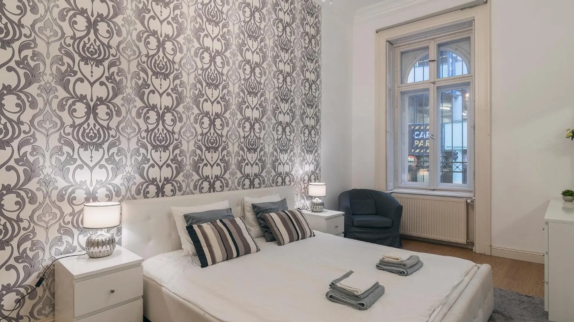 Central Ruin Bar 2 Bedroom 1.5 Bath Apt. Sleeps 6 Budapest 0*,