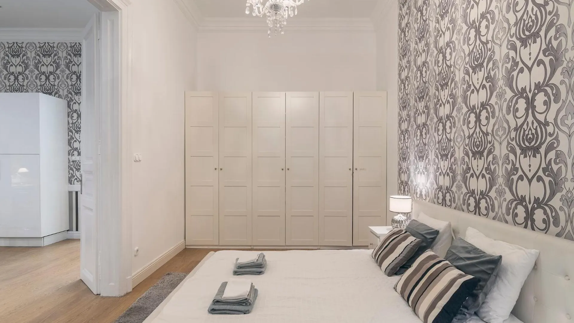 Central Ruin Bar 2 Bedroom 1.5 Bath Apt. Sleeps 6 Budapest Apartment