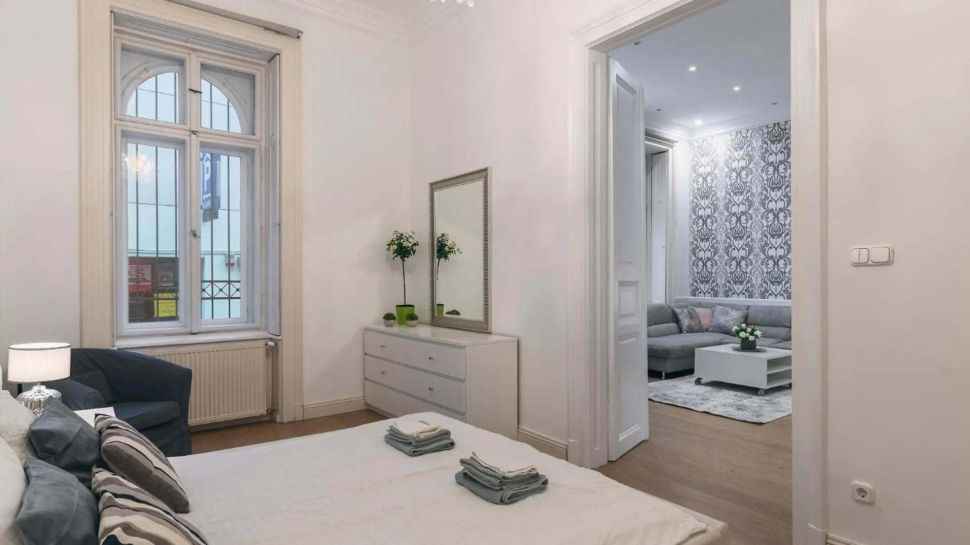 Central Ruin Bar 2 Bedroom 1.5 Bath Apt. Sleeps 6 Budapest